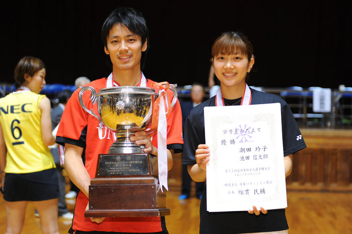 Ikecio s first title since forming the pair .  L to R  Shintaro Ikeda, Reiko Shiota, SEPTEMBER 11, 2009   Badminton : The 52nd All Japan Member of Society Championships, Mixed Doubles Final at Chiba Sport Center Gymnasium, Chiba, Japan.  Photo by AFLO SPORT   1045 .