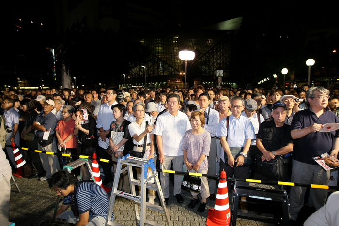 Final day of campaign, final appeal = August 29, 2009, Tokyo, Japan - A huge crowd of constituents listens to the final campaign speeches by Yukio Hatoyama, leader of the A huge crowd of constituents listens to the final campaign speeches by Yukio Hatoyama, leader of the Democratic Party of Japan, for the Sunday's lower house election in Ikebukuro, Tokyo, on Saturday, August 29, 2009. (Photo by AFLO) [1090] -tm-
