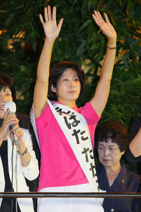 Takako Ebata, a candidate of the main opposition Democratic Party of Japan, addresses a crowd of constituents in her final campaign rally for the Sunday's Lower House election in Ikebukuro, Tokyo, on Saturday, August 29, 2009. constituents in her final campaign rally for the Sunday's Lower House election in Ikebukuro, Tokyo, on Saturday, August 29, 2009. 1090] -tm-
