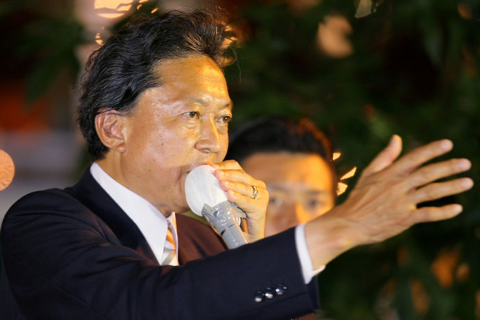 Yukio Hatoyama  August 29, 2009  Yukio Hatoyama, leader of the Democratic Party of Japan, addresses a crowd of constituents in his final campaign rally for the Sunday  39 s Lower House election in Ikebukuro, Tokyo, on Saturday, August 29, 2009. campaign rally for the Sunday  39 s Lower House election in Ikebukuro, Tokyo, on Saturday, August 29, 2009.  Photo by AFLO   1090   tm  