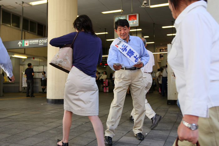 Yoshio Tezuka, a candidate from the main opposition Democratic Party of Japan for the August 30 Lower House elction, takes to the streets in front of an uptown Tokyo railroad station, wooing supports from constituents in the fifth precinct on Thursday, August 27, 2009. Tezuka is fighting for a seat in the House of Representatives against Yukari Sato of the ruling Liberal Democratic Party, who was dubbed as one of &™ quot;Koizumi's children" because she won her parliament seat in the 2005 election with the backing of former Prime Minister Junichiro Koizumo. . (Photo by AFLO) [1090] -mis-