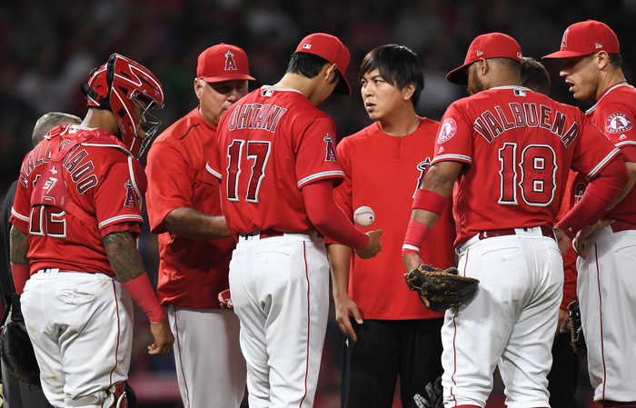 2018 MLB Ohtani Emergency drop before the start of the 5th inning, placed on the disabled list two days after this Los Angeles Angels starting pitcher Shohei Ohtani  17 meets with manager Mike Scioscia  2nd L , interpreter Ippei Mizuhara  3rd R , catcher Martin Maldonado  L , first baseman Luis Valbuena  2nd R , and second baseman Ian Kinsler  R  on the mound before the fifth inning during the Major League Baseball game against the Kansas City Royals at Angel Stadium in Anaheim, California, United States, June 6, 2018.  Photo by AFLO 