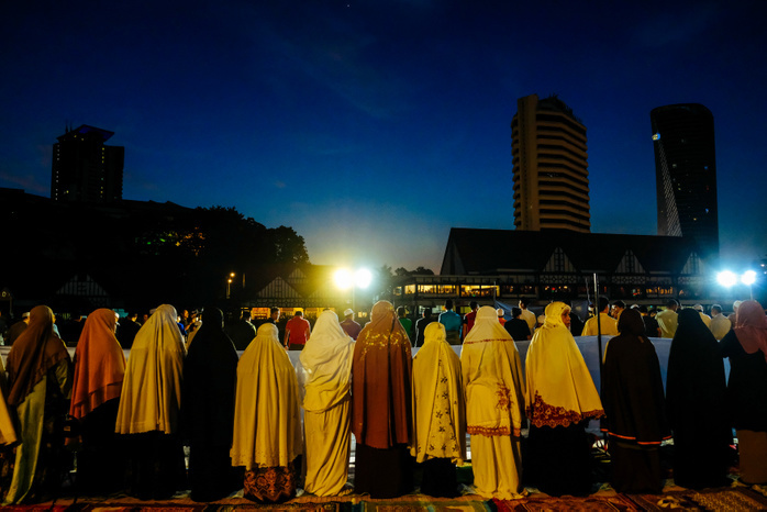 Sprit of Ramadhan in Malaysia KUALA LUMPUR, MALAYSIA    JUNE 9:  Muslim women perform a prayer during the holy month of Ramadhan at Independent square in Kuala Lumpur, Malaysia on June 9, 2018. Malaysia muslim and muslim a  round the world will celebrated aid fitri on Saturday 16. Photo by Samsul Said Nipponnews  MALAYSIA 