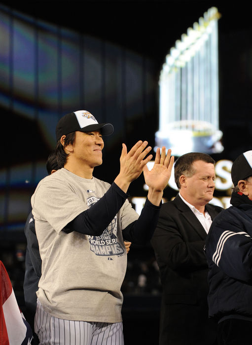 2009 MLB World Series Game 6 Yankees win 27th World Series Matsui becomes first Japanese player to win MVP Hideki Matsui  Yankees , NOVEMBER 4, 2009   MLB : World Series MVP Hideki Matsui of the New York Yankees celebrates with Hank Steinbrenner  the part owner of the New York Yankees  after their 7 3 win against the Philadelphia Phillies in Game 6 of the 2009 MLB World Series at New Yankee Stadium in the Bronx, the Bronx. owner of the New York Yankees  after their 7 3 win against the Philadelphia Phillies in Game 6 of the 2009 MLB World Series at New Yankee Stadium in the Bronx, NY, USA. NY, USA.  Photo by AFLO   2324 .