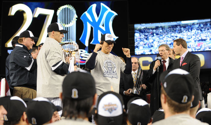 2009 MLB World Series Game 6 Yankees win 27th World Series Matsui becomes first Japanese player to win MVP Hideki Matsui  Yankees , NOVEMBER 4, 2009   MLB : World Series MVP Hideki Matsui of the New York Yankees is congratulated by MLB Commissioner Bud Selig as Yankees  39  manager Joe Girardi  L  holds the World Series trophy after their 7 3 win against the Philadelphia Phillies in Game 6 of the 2009 MLB World Series at New Yankee Stadium in the Bronx, NY, USA.  Photo by AFLO   2324 .