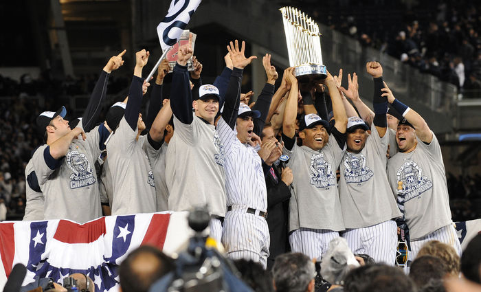 Yankees World Series Champion  New York Yankees team group, NOVEMBER 4, 2009   MLB : Mariano Rivera of the New York Yankees celebrates with the trophy and New York Yankees players celebrate after the Yankees defeated the Philadelphia Phillies in Game 6 to win the 2009 Major League Baseball World Series at New Yankee Stadium in the Bronx, NY, USA.  Photo by AFLO   2324 