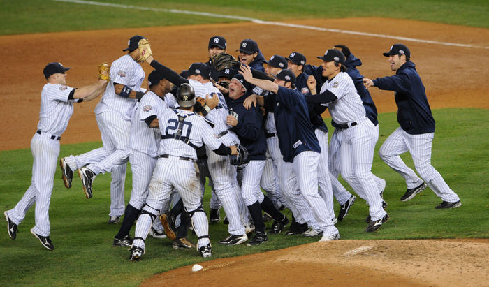 2009 MLB World Series Game 6 Yankees win 27th World Series Hideki Matsui  Yankees , team group, NOVEMBER 4, 2009   MLB : Hideki Matsui of the New York Yankees and Yankees players celebrate after they defeated the Philadelphia Phillies in Game 6 to win the 2009 Major League Baseball World Series at New Yankee Stadium in the Bronx, NY, USA.  Photo by AFLO   2324 .