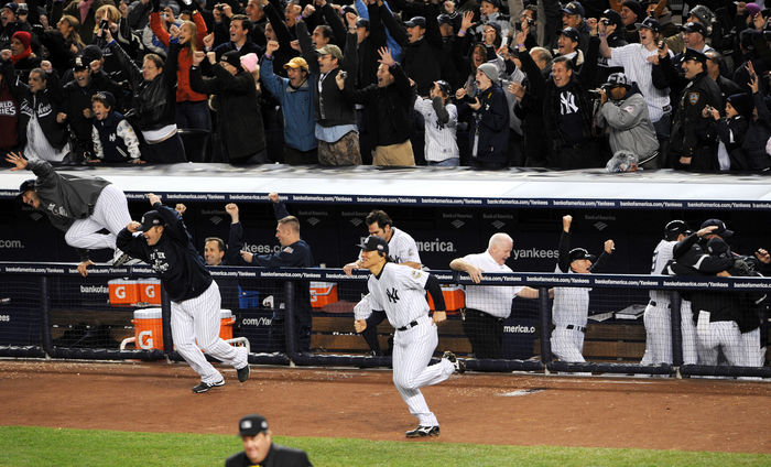 2009 MLB World Series Game 6 Yankees win 27th World Series Hideki Matsui  Yankees , team group, NOVEMBER 4, 2009   MLB : Hideki Matsui of the New York Yankees and Yankees players celebrate after they defeated the Philadelphia Phillies in Game 6 to win the 2009 Major League Baseball World Series at New Yankee Stadium in the Bronx, NY, USA.  Photo by AFLO   2324 .