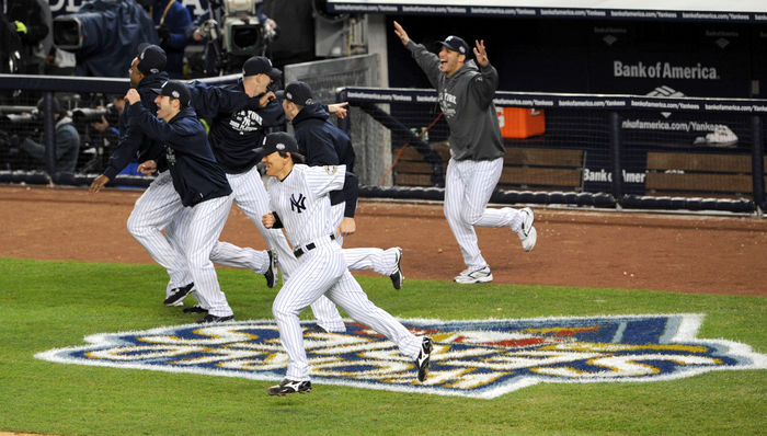 2009 MLB World Series Game 6 Yankees win 27th World Series Hideki Matsui  Yankees , team group, New York Yankees and Yankees players celebrate after they defeated the Philadelphia Phillies in Game 6 to win NOVEMBER 4, 2009   MLB : Hideki Matsui of the New York Yankees and Yankees players celebrate after they defeated the Philadelphia Phillies in Game 6 to win the 2009 Major League Baseball World Series at New Yankee Stadium in the Bronx, NY, USA.  Photo by AFLO   2324 .