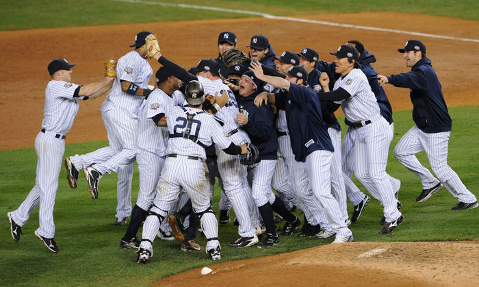 2009 MLB World Series Game 6 Yankees win 27th World Series New York Yankees team group, Hideki Matsui  Yankees , NOVEMBER 4, 2009   MLB : The New York Yankees celebrate after their 7 3 win against the Philadelphia Phillies in Game 6 of the 2009 MLB World Series at New Yankee Stadium in the Bronx, NY, USA.  Photo by AFLO   2324 .