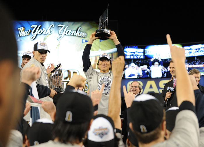 2009 MLB World Series Game 6 Yankees win 27th World Series Matsui becomes first Japanese player to win MVP Hideki Matsui  Yankees , NOVEMBER 4, 2009   MLB : Hideki Matsui of the New York Yankees holds up the World Series MVP trophy after the Yankees 7 3 win against the Philadelphia Phillies in Game 6 of the 2009 MLB World Series at New Yankee Stadium in the Bronx, NY, USA.  Photo by AFLO   2324 .