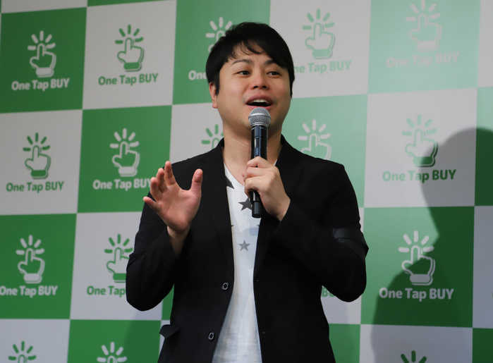 One Tap BUY Announces Fixed Price Plan June 18, 2018, Tokyo, Japan   Japanese comedian Yusuke Inoue announces the new service of Japan s online stock brokerage  One Tap BUY , 980yen for one month commission of dealing in Tokyo on Monday, June 18, 2018. Customers can buy and sell of Japanese and U.S. stocks with inexpensive commission with their smart phones.      Photo by Yoshio Tsunoda AFLO  LWX  ytd 