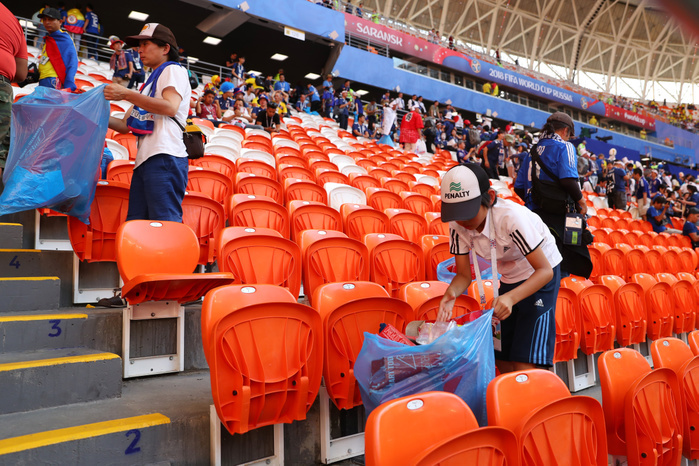 Japanese supporters picking up trash at the 2018 FIFA World Cup Japan Supporters  JPN , JUNE 19, 2018   Football   Soccer : FIFA World Cup Russia 2018 Group H match between Colombia 1 2 Japan at Mordovia Arena, in Saransk, Russia.  Photo by Yohei Osada AFLO SPORT 