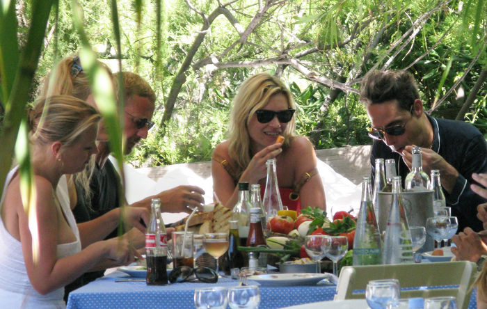 Kate Moss and Jamie Hince, Aug 04, 2009 : Club 55 Beach. St Tropez, France. Tuesday, August 04, 2009.(Photo by Celebrity Vibe/AFLO) [2361]
