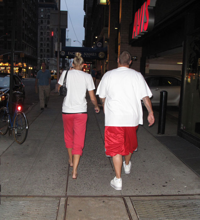 Kevin Federline and Victoria Prince, Aug 26, 2009 : Kevin Federline and girlfriend Victoria Prince while in New York stepped out of their Hotel, The London, and posed for photos with fans on the Street. Then they walked around the corner, without a bodyguard, to a tobacco shop, bought cigarettes and to a Liquor Store for some Red wine then they went back to the Hotel. Looks like they will have a party in their Room. Midtown Manhattan. New York, NY, USA.Wednesday, August 26, 2009. (Photo by Celebrity Vibe/AFLO) [2361]