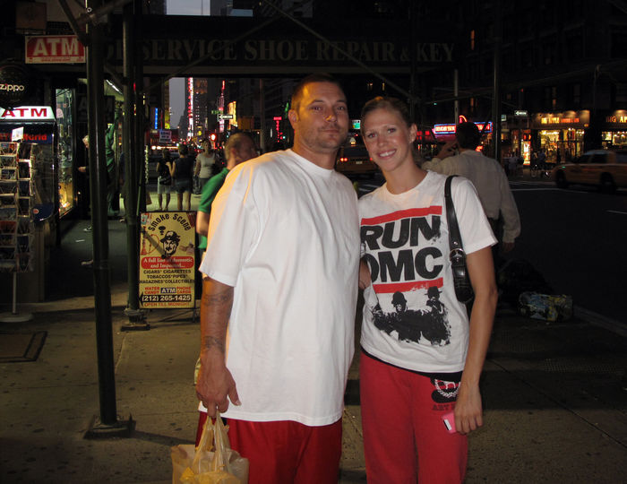 Kevin Federline and Victoria Prince, Aug 26, 2009 : Kevin Federline and girlfriend Victoria Prince while in New York stepped out of their Hotel, The London, and posed for photos with fans on the Street. Then they walked around the corner, without a bodyguard, to a tobacco shop, bought cigarettes and to a Liquor Store for some Red wine then they went back to the Hotel. Looks like they will have a party in their Room. Midtown Manhattan. New York, NY, USA. Wednesday, August 26, 2009. (Photo by Celebrity Vibe/AFLO) [2361]