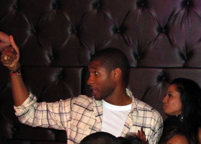 Usher and Aisha, Nov 07, 2009 : Usher having fun, drinking champagne, dancing, singing to his song What is your Name with his new squeeze Aisha.Guys and Dolls Nightclub.West Hollywood, CA, USA. Saturday, November 07, 2009. (Photo by Celebrity Vibe/AFLO) [2361].