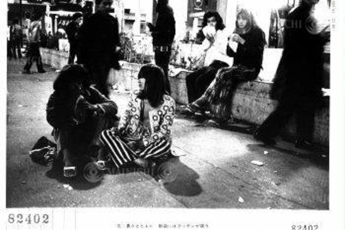 Hippies  May 1971  Hootenanny and thinner playing youth. Eighteen men and women hang out in front of a police box at Shinjuku s east exit. The number of deaths by thinner has risen to 50 since last year.  Photo by Mainichi Newspaper AFLO   2400 . 