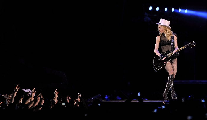 Madonna, Aug 18, 2009 : Madonna live in concert in Munich. - 20090818 Die US-amerikanische Saengerin Madonna (M.) steht am Dienstag (18.08.09) im Olympiastadion Muenchen (Bayern) mit Taenzern auf der Buehne. Der Auftritt im Rahmen ihrer Welttournee 'Sticky Sweet' ist Madonnas einziges Deutschlandkonzert 2009. - 20090818 dfd-images.com Muenchen, DEU - Foto: Joerg Koch/ddp (Photo by AFLO) [2611]