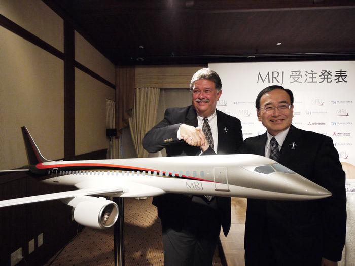 Japanese Passenger Plane  MRJ . Large orders from U.S. airlines Mitsubishi receives large order for domestic jets   Tokyo Japan, October 2, 2009   Richard Leach, president of US regional air carrier Trans States Holdings  TSH , and Mitsubishi Aircraft President Hideo Egawa, Right, shake hands at press conference in Tokyo, Japan, on Friday October 2, 2009. Regional Jet  MRJ  aircrafts.  Photo by Koichi Mitsui AFLO   3101 .