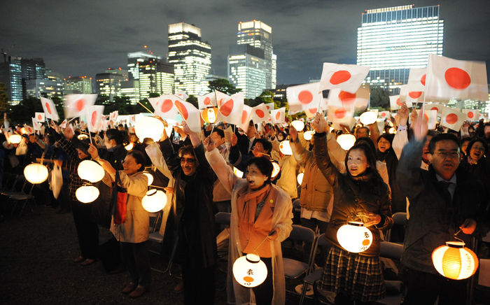 The 20th Anniversary of His Majesty the Emperor s Accession to the Throne More than 30,000 people attended the National Celebration  November 12, 2009, Tokyo, Japan   People wave paper lanterns in front of the Imperial Palace in Tokyo on Thursday, November 12, 2009, celebrating the 20th anniversary of the coronation of Emperor Akihito. More than 30,000 people gathered around the palace for the parade, a concert and other events marking Akihito  39 s ascent to the world  39 s oldest hereditary throne.  Photo by Natsuki Sakai AFLO   3615   mis 