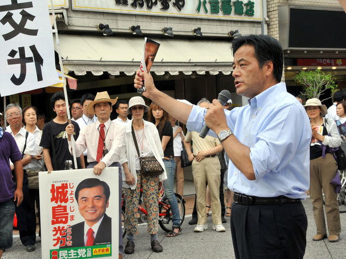 Okada addresses a small group of voters in Kawasaki, south of Tokyo, on Wednesday, August 19, 2009. Okada was on a stumping tour across the country as campaigning kicked off Tuesday for the main opposition Democratic Party of Japan, addressing a small group of voters in Kawasaki, south of Tokyo, on Wednesday, August 19, 2009. The DPJ has its best-ever shot at seizing power from the ruling Liberal Democratic Party. (Photo by Natsuki Sakai/AFLO/mis) [3615].