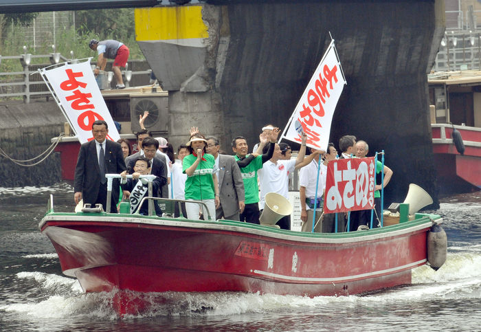 Heated election campaign in Tokyo's 1st district = August 22, 2009, Tokyo, Japan - Japanese Finance Minister Kaoru Yosano of the ruling Liberal Democratic Party campaigns for the Japanese Finance Minister Kaoru Yosano of the ruling Liberal Democratic Party campaigns for the August 30 Lower House election aboard a pleasure boat cruising on a canal in Tokyo's Shibaura area on Saturday, August 22, 2009. Yosano takes on Banri Kaieda, a candidate of the opposition Democratic Party of Japan in the capital's first precinct for the fifth straight time with each winning twince. Polls show the DPJ is favored to useat the LDP.(Photo by Natsuki Sakai/AFLO) ]3615] -mis-