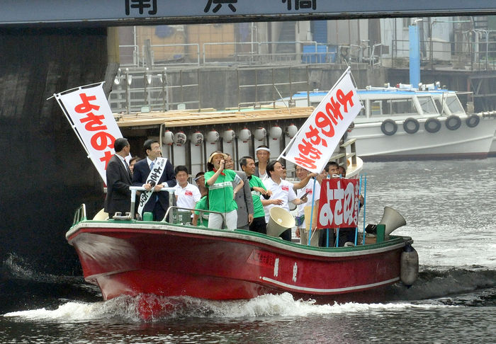 Tokyo 1 Ward = August 22, 2009, Tokyo, Japan - Japanese Finance Minister Kaoru Yosano of the ruling Liberal Democratic Party campaigns for the August 30 Lower House election aboard a pleasure boat cruising on a canal in Tokyo's Shibaura area on Saturday, August 22, 2009. Yosano takes on Banri Kaieda, a candidate of the opposition Democratic Party of Japan in the capital's first precinct for the fifth straight time with each winning twince. show the DPJ is favored to useat the LDP.(Photo by Natsuki Sakai/AFLO)]3615] -mis-