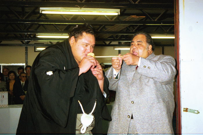 Akebono receives sake from his master, Higashinoseki Oyakata (right), after winning the championship for the 11th time.