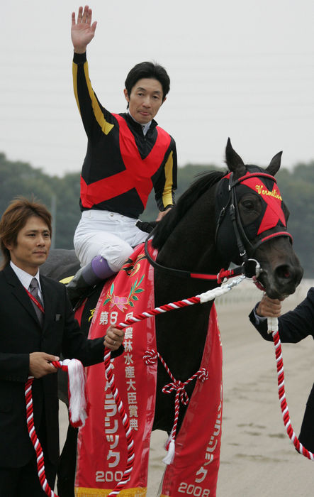 Vermilion wins the 2008 JBC Classic Vermilion and Yutaka Take, jockey of Vermilion, responds to fans after winning the 8th JBC Classic (G1) at Sonoda Racecourse on November 3, 2008 <Date>20081103</Date <Date> <Photo Location>Sonoda Racecourse