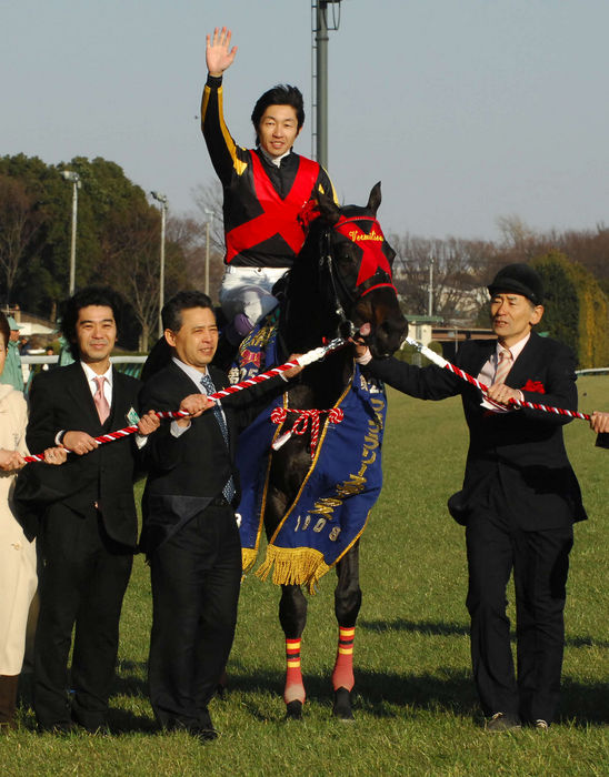 Vermilion Wins Februrary Stakes The 25th Februrary Stakes (G1) Vermilion and Yutaka Take raise their hands to the cheering fans (Feb. 24, 2008) <Date>20080224</Date> <Photo Location>Tokyo Racecourse