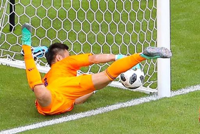 2018 FIFA World Cup Colombia equalizes from a FK Japan Colombia, First Round League, Group H, World Cup Soccer Tournament, Russia, Day 6. Japan s Eiji Kawashima equalizes with an FK in the 39th minute of the first half. Photo taken June 19, 2018 in Saransk, Russia. 