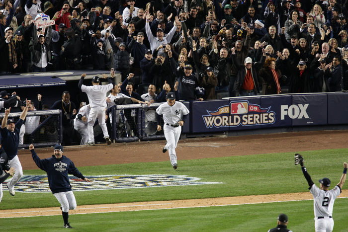 2009 MLB World Series Game 6 Yankees win 27th World Series Hideki Matsui  Yankees , NOVEMBER 4, 2009   MLB : Hideki Matsui of the New York Yankees celebrates as he runs up to his teammates after their 7 3 win against the Philadelphia Phillies in Game Six of the 2009 MLB World Series at Yankee Stadium on November 4, 2009 in the Bronx, NY, USA. Anderson AFLO   0903   JAPANESE NEWSPAPER OUT 