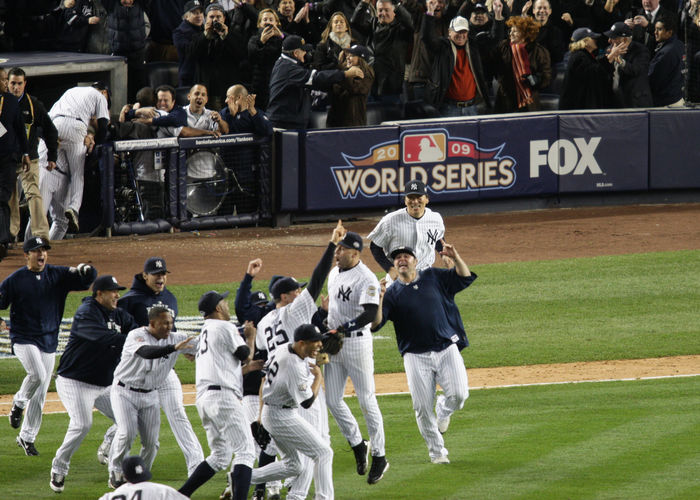 2009 MLB World Series Game 6 Yankees win 27th World Series New York Yankees team group, Hideki Matsui  Yankees , NOVEMBER 4, 2009   MLB : New York Yankees players celebrate after their 7 3 win against the Philadelphia Phillies in Game Six of the 2009 MLB World Series at Yankee Stadium on November 4, 2009 in the Bronx, NY, USA.  0903   JAPANESE NEWSPAPER OUT 