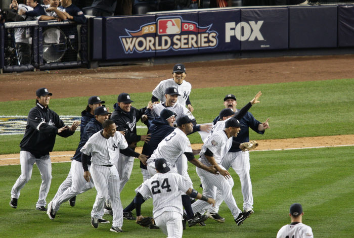 2009 MLB World Series Game 6 Yankees win 27th World Series New York Yankees team group, Hideki Matsui  Yankees , NOVEMBER 4, 2009   MLB : New York Yankees players celebrate after their 7 3 win against the Philadelphia Phillies in Game Six of the 2009 MLB World Series at Yankee Stadium on November 4, 2009 in the Bronx, NY, USA.  Photo by Thomas Anderson AFLO    0903   JAPANESE NEWSPAPER OUT 