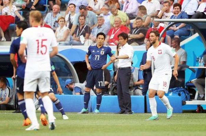 2018 FIFA World Cup Russia World Cup, Day 15, First round league, Japan Poland. Japan coach Akira Nishino gives instructions to Japan s Makoto Hasebe during the second half. Photo taken at the Volgograd Arena, Russia, June 30, 2018. 