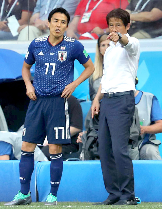 2018 FIFA World Cup Japan Poland, First Round League, Group H, World Cup Soccer Tournament, Russia, Day 15. Coach Nishino gives instructions to Japan s Makoto Hasebe during the 37th minute of the second half. Photo taken June 28, 2018 in Volgograd, Russia. 