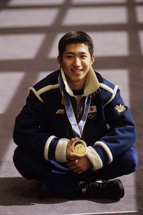 1998 Nagano Olympics Takefumi Nishitani  JPN    Short Track   FEBRUARY 22, 1998 FEBRUARY 22, 1998   Short Track : Takafumi Nishitani of Japan poses with his gold medal during the Nagano 1998 Olympic Winter Games in Nagano, Japan.  Photo by AFLO SPORT   0006 .