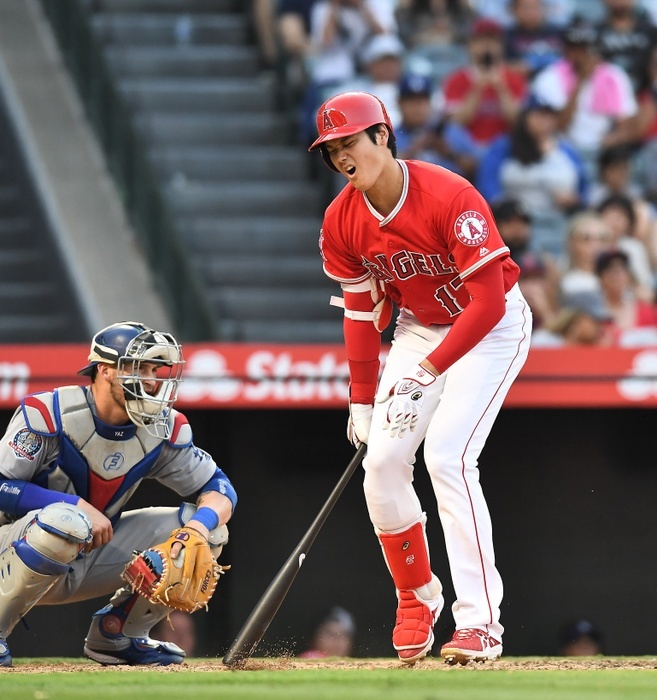 2018 MLB Otani in pain after his own batted ball hits his leg. Los Angeles Angels designated hitter Shohei Ohtani grimaces in pain after fouling a ball off his right knee in the ninth inning during the Major League Baseball game at Angel Stadium in Anaheim, California, United States, July 7, 2018.  Photo by AFLO 