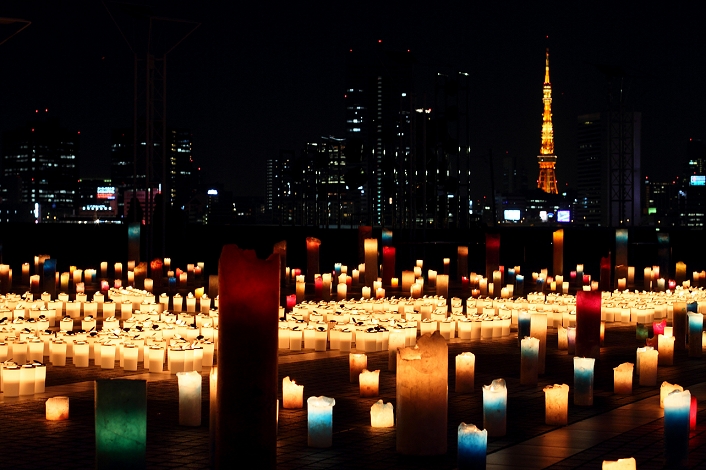Harumi Candle Christmas 1,000 flickering candles  December 23, 2009, Tokyo, Japan   Against the backdrop of Tokyo skyline, the season s greeting message   Merry Christmas   flicker in the winter wind, creating fantastic scenery at Harumi passenger ship terminal on Wednesday, December 23, 2009. More than 1,000 candles formed the message, spreading 20 meters across in the terminal plaza.  Photo by AFLO   1090   mis 