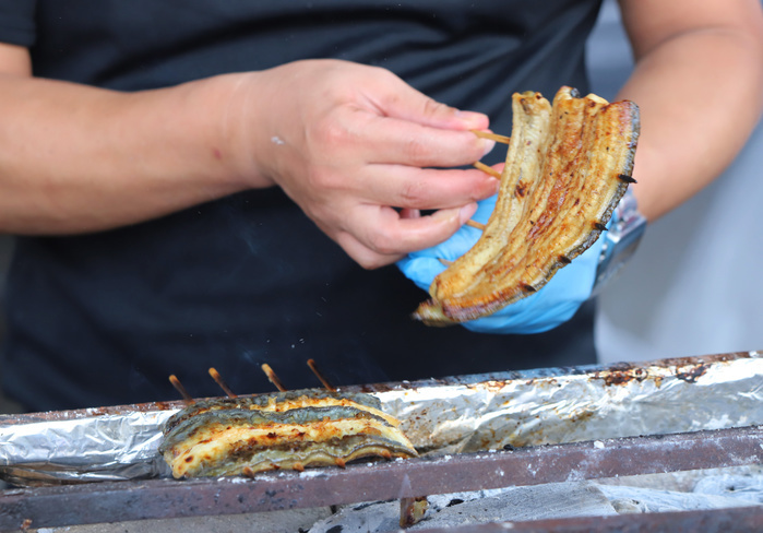 Eel Festival  in Kyoto during the month of July, with high point on the 17th  July 14, 2018, Tokyo, Japan   An employee of Japanese eel restaurant and delicatessen company Funachu grills eels over charcoal fire for spitchcock eel or kabayaki at the company s eel festival ahead of the eel eating day in Tokyo on Saturday, July 14, 2018. Japanese people have a custom to eat grilled eels on the day of the Ox,  doyou no ushi no hi  in midsummer.       Photo by Yoshio Tsunoda AFLO  LWX  ytd 