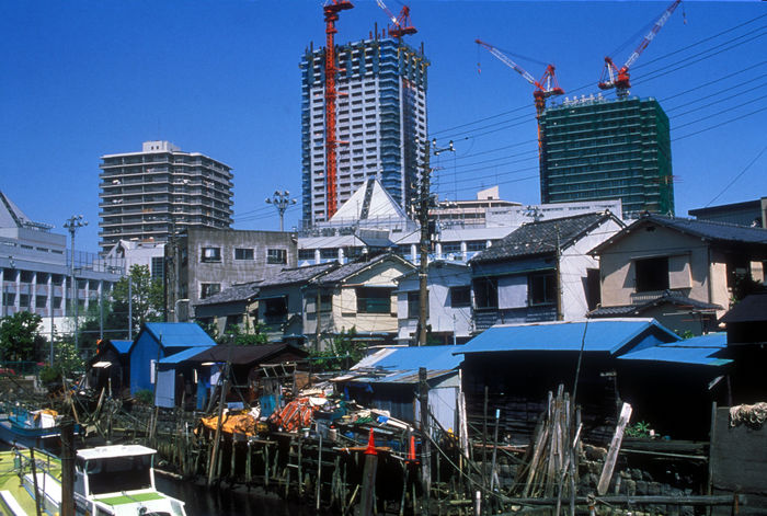 From the streets of the world Tokyo   The downtown atmosphere  May 1990  Japan: May 1990 TokyoOld and New Tokyo contrast in Tsukudajima located in the center of TokyoPhoto by Kaku Kurita  Photo by Fujifotos AFLO   3618 