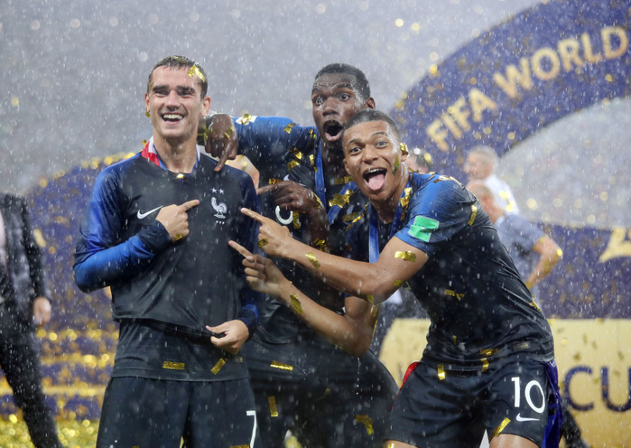 2018 FIFA World Cup Awards Ceremony Antoine GRIEZMANN  L , Kylian MBAPPE  R  and Paul POGBA celebrate during the award ceremony. 2018 football World Cup final match Croatia v France.France players celebrates during the Award ceremony.Antoine GRIEZMANN, Paul POGBA, Kylian MBAPPE. Photo Paolo Nucci date 20180715 place Luzhniki Stadium, Moscow, Russia.