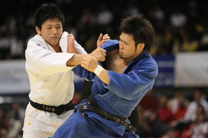 Grand Slam Tokyo .  L to R  Daiki Nishiyama  JPN , Takashi Ono  JPN , DECEMBER 12, 2009   Judo : Grand Slam Tokyo 2009 International Judo Tournament Men  39 s  90  Photo by YUTAKA AFLO SPORT   1040 .