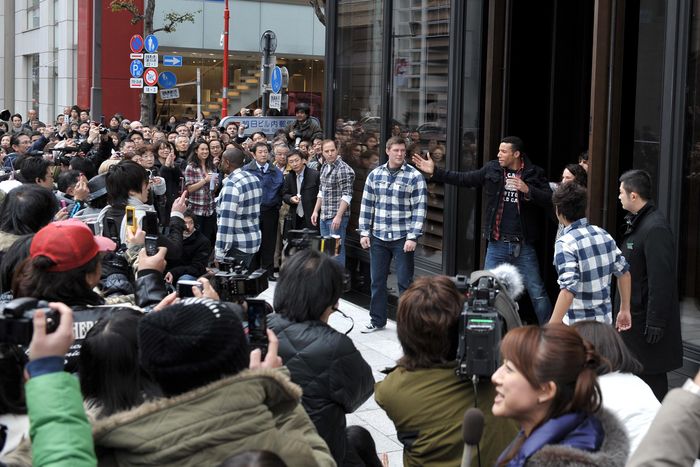 Long line at  Abercrombie  Ginza store Opening of the first store in Asia  December 15, 2009, Tokyo, Japan   Prospective shoppers and press photographers cluster around Abercrombie   Fitch for the opening of their flagship branch and the first store in Asia in Tokyo  39 s Ginza shopping district on Tuesady, December 15, 2009. The American retailor plans to open Japan  39 s second shop in Fukuoka, southern Japan, in late 2010.  Photo by AFLO   1080   mis 