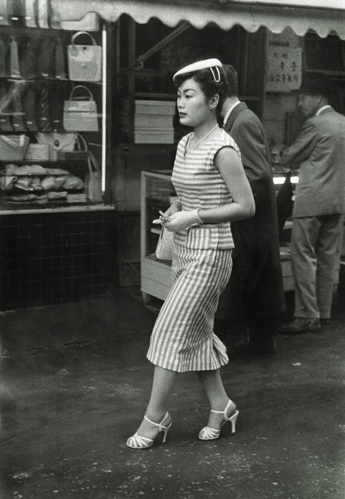 Ginza Culture  Taken in 1957  A woman walking in Ginza, 1957  Photo by Yoshitaka Nakatani AFLO   0780 .