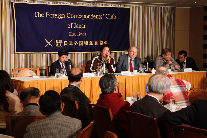 Horie Addresses Correspondents  Club of Japan Developing his theory on the power structure  December 14, 2009, Tokyo, Japan   Takafumi Horie, former CEO of the Japanese portal site  quot livedoor. quot  delivers his remarks during a news conference at Tokyo  39 s Foreign Correspondents  39  Club of Japan on Monday, December 14, 2009. Horie, who was arrested for alleged financial improprieties, discussed the power held by Japanese prosecutors, and the role played by the media in their campaigns in what he terms a  quot state sponsored investigation quot  with Nobuo Gohara, director of the Compliance Research Center of Meijo University and Karel van Wolferen, Dutch journalist and author of  quot The Enigma of Japanese Power. quot   Photo by AFLO   3609   bun 