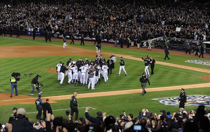 2009 MLB World Series Game 6 Yankees win 27th World Series New York Yankees team group, Hideki Matsui  Yankees , NOVEMBER 4, 2009   MLB : New York Yankees players celebrate after their 7 3 win against the Philadelphia Phillies in Game Six of the 2009 MLB World Series at Yankee Stadium on November 4, 2009 in the Bronx, NY, USA.  Photo by AFLO   0559 .