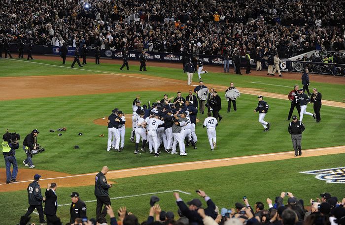 2009 MLB World Series Game 6 Yankees win 27th World Series New York Yankees team group, Hideki Matsui  Yankees , NOVEMBER 4, 2009   MLB : New York Yankees players celebrate after their 7 3 win against the Philadelphia Phillies in Game Six of the 2009 MLB World Series at Yankee Stadium on November 4, 2009 in the Bronx, NY, USA.  Photo by AFLO   0559 .