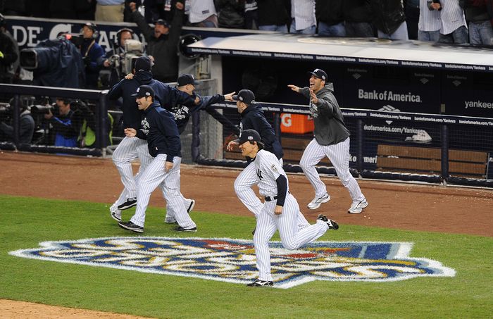 2009 MLB World Series Game 6 Yankees become World No. 1 for the 27th time New York Yankees team group, Hideki Matsui  Yankees , NOVEMBER 4, 2009   MLB : Hideki Matsui of the New York Yankees runs up to his teammates as he celebrates after their 7 3 win against the Philadelphia Phillies in Game Six of the 2009 MLB World Series at Yankee Stadium on November 4, 2009 in the Bronx, NY, USA.  Photo by AFLO   0559 .